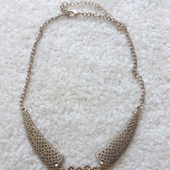 Gold and green heart statement necklace - Picture 3 of 7